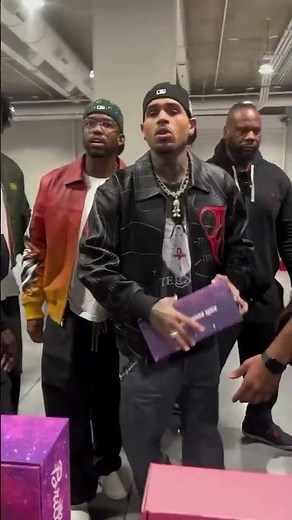 [COLLECTOR] Chris Brown Copping the Rare GEMMY Figure at DesignerCon