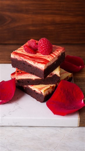 Alison Hojaij on Instagram: "Red Velvet Cheesecake Brownies (molde 20 cm) Ingredientes: Capa red velvet brownie: • 200 g de chocolate (negro o con leche) • 120 g de mantequilla • 140 g de azúcar • 3 huevos (L) • 90 g de harina de trigo • 15 g de cacao puro en polvo • 1 cucharadita de sal • 1 cucharadita de vainilla • Colorante rojo (mejor en gel) al gusto Capa cheesecake: • 400 g de queso crema • 100 g de azúcar (ajustable) • 2 huevos (L) • 50 ml de nata para montar • 1 cdta de vainilla (opciona