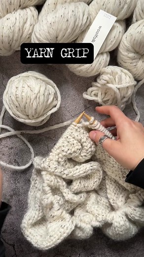 How I HOLD and TENSION yarn when knitting continental style 🖤 minimal...
