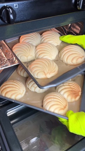 Cocina con Milagro (@cocinaconmilagro)’s video of concha recipe