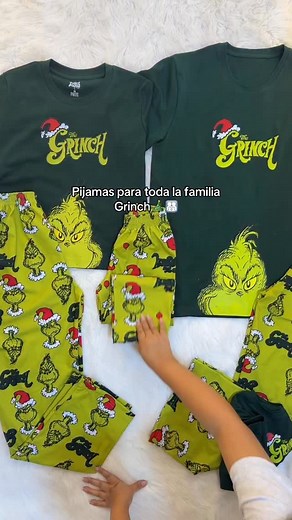 🎄💚 ¡En esta casa nadie se salva del espíritu navideño! Aunque el Grinch intentó robarnos la Navidad… terminó uniéndose a la foto familiar 😜 Porque con nuestras pijamas del Grinch, hasta el más gruñón se vuelve navideño 🎅✨ Risas, amor y mucho estilo para disfrutar juntos esta Navidad 💚 #FamiliaGrinch #NavidadEnFamilia #PijamasNavideñas #VvocePijamas #GrinchVibes #NavidadConEstilo | Vvoce pijamas Perú