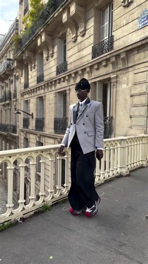 🖤 Le Gentleman du Futur Ils m’ont arrêté dans la rue Ils ont demandé des photos Ils ont complimenté Normal Parce qu’ils ne voient pas un outfit comme ça tous les jours Ils voient pas ça dans les boutiques Ils voient pas ça sur leurs influenceurs préférés Ils voient ça une seule fois : quand je passe Je marche dans Paris comme une erreur dans la matrice Un glitch Un signal venu du futur Un message que la ville n’était pas prête à recevoir Blazer crème double boutonnage, coupé comme un uniforme d