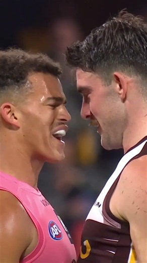 The staredown was CRAZYYY 😬 #afl #footy #staredown #awkward