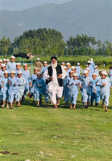 مدرب مدرسہ کے بچوں کے ساتھ خوشگوار ماحول میں