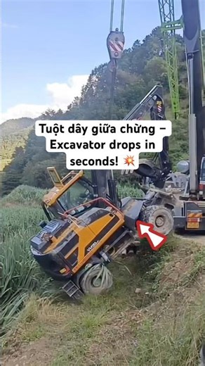 🚨 Cần cẩu cứu hộ tuột dây, máy xúc r:ơi tự do xuống ruộng! | Crane rescue fail #Shorts