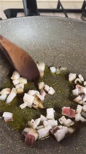Gnocchi di patate con guanciale croccante e pomodorini colorati