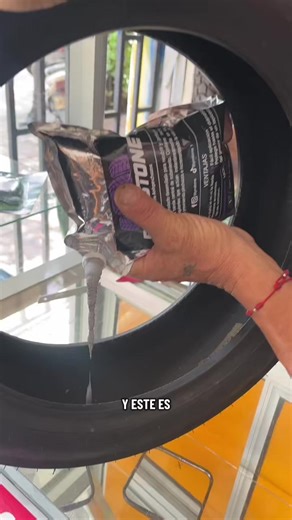 ¡BLYNSTONE SELLANTE ANTIPINCHAZOS ES UN VULCANIZADOR INSTANTÁNEO HÍBRIDO QUE TAMBIÉN TE SOLUCIONA PROBLEMAS DE POROSIDAD EN TUS LLANTAS!🚀 PROTECCIÓN DUAL INTELIGENTE: 1️⃣ Sellado de porosidad ✅Blynstone sella micro-perforaciones ✅Elimina pérdida lenta de aire ✅Problema resuelto inmediatamente 2️⃣ Protección preventiva ✅Líquido restante permanece dentro ✅Listo para actuar ante nuevas perforaciones ✅Vulcanizador instantáneo garantizado sella perforaciones en banda de rodamiento en neumáticos hast