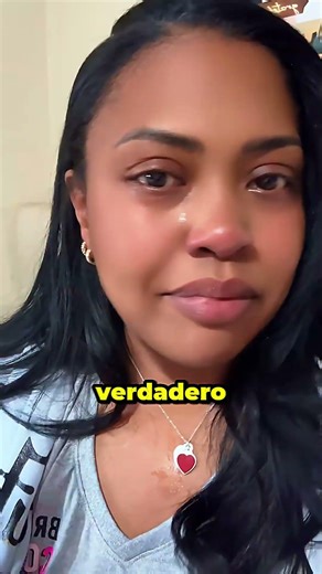 Esta mujer dejó entrar a un perro mojado por la lluvia... Pero el perro de verdad está dentro?