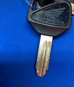 ホンダ H.I.S.S(イモビライザー)オートバイの折れた鍵を引き抜き＋エンジン始動スペアキー作製 | 【キングリペアブログ】