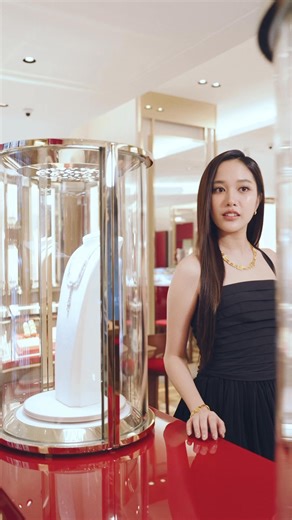 步入年末，又來到節日喜慶的歡樂時刻，#周大福 Chow Tai Fook Jewellery 周大福珠寶邀請泰國女演員Freen 演釋全新的節日珠寶，分別以冬日浪漫和幸福為題而創作「周大福敢愛」和「周大福傳福」系列，每款作品都蘊含著獨特的故事，凝聚璀璨光芒。更可藉「CTF for YOU」客製化服務鑄刻名字、獨特編碼或個性化的珠寶款式，為自己和另一半送上一份華麗的禮物，紀念過去一年的努力與成就，提醒自己值得最好的寵愛。 #ELLEHK #ELLEFashion #ELLESelection #ChowTaiFook #CTFFestive #TheCabineofCuriosities #TheSeasonToSparkle #周大福 | ELLE HK