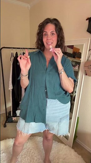 This button-down shirt made from lightweight fabric keeps you cool all day, while the relaxed loose