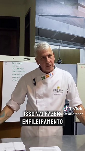 🍽️ Tudo começa pelo cardápio! 📖🔥 Ao planejar um restaurante, a primeira coisa que analisamos é o cardápio . Ele define os equipamentos, a equipe, o espaço da cozinha e até a identidade do seu negócio! Quer abrir um restaurante de sucesso? Comece pelo essencial! 👨‍🍳✨ 📍 Salve este post e compartilhe com quem precisa saber disso! #PlanejamentoGastronômico #RestauranteDeSucesso #cardápiointeligente