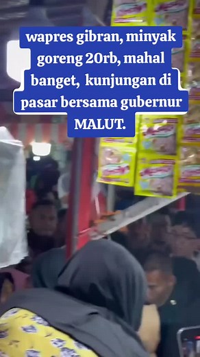 inilah momen pak gibran kunjungan kepasar bersama gubernur MALUT buk Sherly, harga minyak goreng 20rb mahal banget kata pak gibran. penjual, modalnya 18rb pak, harusnya, modal 14rb, harga jual 15, 16rbu. nah ini salah dimananya ya guys. #wapresgibranrakabumingraka #hargaminyakmahal #malukuutara #gubenursherlyjoanda
