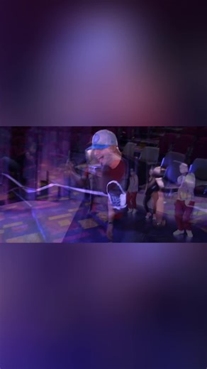 El escenario se ilumina con una balada de amor. Notas que acarician el alma, buscando esa conexión mágica con cada mirada. ¿Lo sientes? #MusicaRomantica #EnVivo #Concierto #Conexion