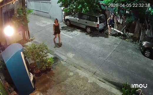 🌍 MUNDO | Dos chicas y un joven, después de estar fuera hasta altas horas de la noche, mientras caminaban por la calle, una de las chicas hizo algo… pero no sabían que había una cámara de vigilancia que grabó todo.
