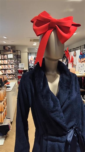 🎄 Des cadeaux tout doux à glisser sous le sapin 🎄 Une jolie lingerie, un ensemble homewear dans lequel on se sent bien dès le matin… Des cadeaux choisis avec le cœur, pour faire plaisir, surprendre, et apporter un peu de douceur à Noël ✨ À offrir à celle qu’on aime, ou à soi (chut… c’est notre secret 😉), parce que les plus beaux cadeaux sont souvent ceux qui font du bien. 🎁 De belles idées à découvrir en boutique, pour un Noël plein de douceur et de complicité. | RougeGorge Lingerie