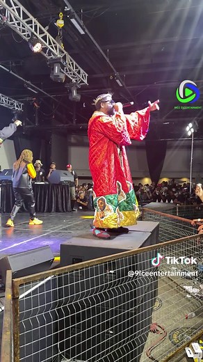 Sjava performing “Shishiliza” at Emtee's One Man Show 2025.