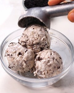 98K views · 1.9K reactions | Sirf 2 ingredients se banaye Oreo Ice Cream...Full Recipe niche hai  . . . #oreoicecream #oreo #icecream #desserts #mintsrecipes | Mint's Recipes | Facebook