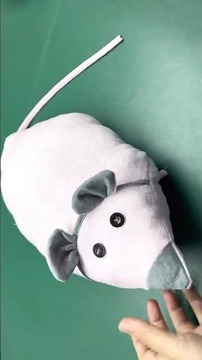 Do you know how to sew a stuffed mouse?