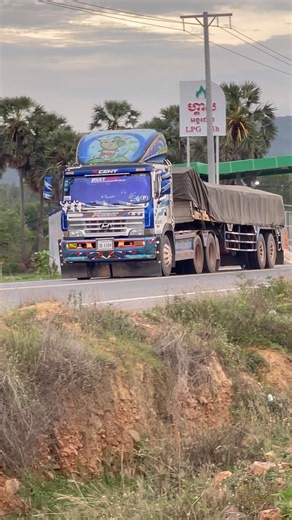 XCIENT HEAVYVEHICLE TRUCK TRAILER DRIVING ON THE ROAD #automobile #xcienttruck #heavyvehicle #truck