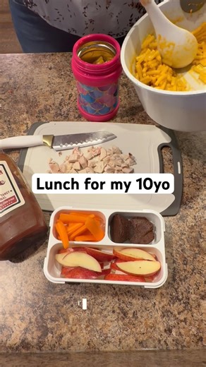 Recreating a Costco sample for my 10 year olds lunch! #bentobox #kidlunch #singlemom #parenting