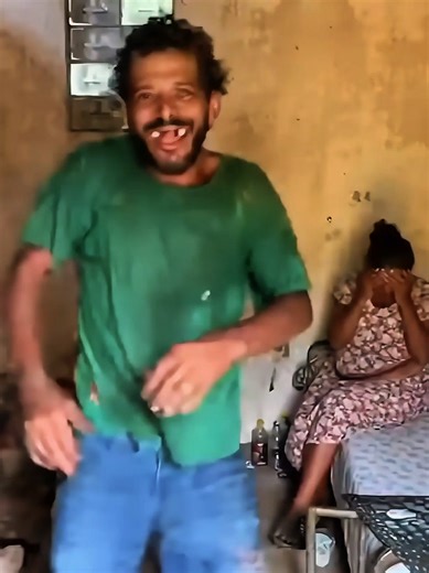 Esse homem viveu com a própria mãe por mais de 20 anos mas quando as pessoas descobriram o que os dois faziam dentro daquela casa , foi tão perturbador que chamaram a polícia na mesma hora #filho #casa #mae #policia #vizinhos