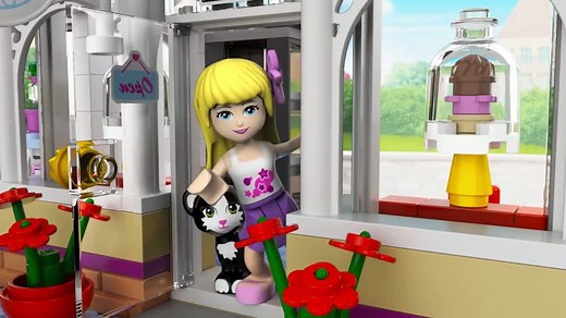 Bak en serveer heerlijke cupcakes met de set LEGO Friends Heartlake Cupcake Café! http://lego.build/1YVoaZh | LEGO