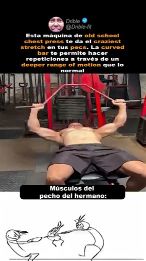 Esta máquina de press de pecho old school te da el estiramiento más intenso en los pectorales.