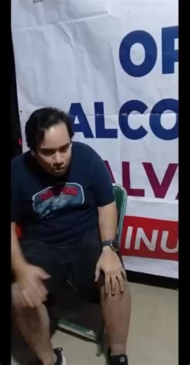 EBRIO, HIJO DE PAPI Y CON DELIRIOS DE MAGNATE NO PUDO COMPRAR EL ALCOHOLÍMETRO NI LA LEY EN SANTA LUCÍA DEL CAMINO #DeRedes Todo un pirrurris de manual: junior, hijo de papi y con delirios de magnate. Cayó detenido por conducir en tercer período de ebriedad y, en lugar de guardar tantita dignidad, decidió aplaudirse solo y presumir propiedades como si eso borrara el alcohol del cuerpo. Total, que le quiten el carro… no pasa nada, tiene “otros”, según él. Eso sí, muy valiente para insultar al pol