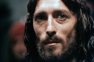 Ce face și cum arată Robert Powell, actorul din „Iisus din Nazaret”. Ce spune despre filmul care l-a făcut celebru