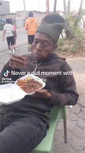 Sjava do sit like that at Taxi rank and eat while he has over 20 million on his bank account Not everyone wants flashy restaurant