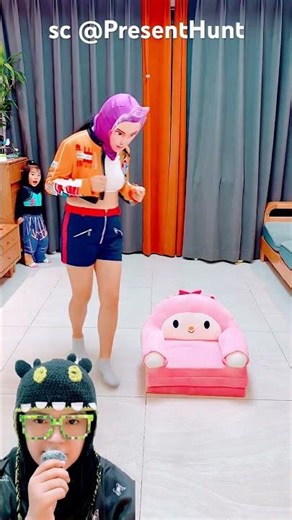 duduk di sofa adek ah‼️PresentHunt