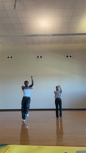 Mama, there’s a girl behind you #kpop #kpopfyp #orangecaramel #izone #chaewon