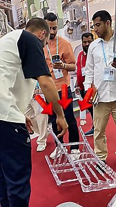 Incroyable ! Cette Chaise Transparente Supporte Tout ! | Souviens-toi