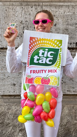 Noch kein Kostüm? Kein Stress – wir haben da etwas 🤩 Check die Anleitung durch und schick’s an deine Karnevalscrew 🎉 ✂️ Du brauchst: • großen Karton • weiße Farbe Pinsel • Topfdeckel Stift • Schere • Geschenkpapierfolie (transparent) • Luftballons • Klebeband & doppelseitiges Klebeband • Drucker ausgedrucktes Tic Tac Logo 🧑‍🎨 So geht’s: 1. Karton weiß anmalen und gut trocknen lassen. Mit einem Topfdeckel einen Kreis für den Kopfausschnitt aufzeichnen und ausschneiden. Seitlich zwei Öffnungen