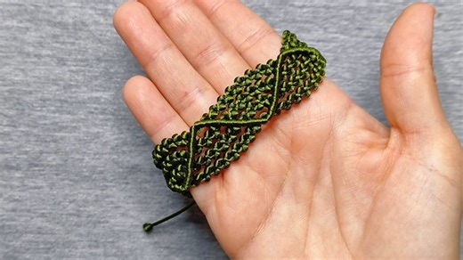 Tutorial Completo Pulseira #macrame ✨ #braceletmacramé #macrameartesanal #macramecommunity #macramedecoration #macrameworld #macramemakers #macramedesign #macramebrasil #macrameartist #macrametutorial #pulseiraspersonalizadas #pulseiras #pulseiramacrame #macramedecor #macramelove | Criativa Macrame