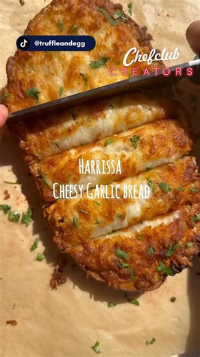 Harissa cheesy garlic bread, una receta de nuestra amiga @truffleandegg, miembro del club de creadores de Chefclub. Sigue a @truffleandegg en Instagram y en TikTok. 😋 | Chefclub España