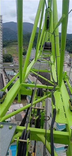 Operador de grua e manutenção na maquina no canteiro de obra