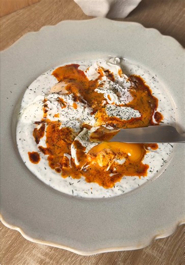 Oeufs à la turque 🥚 Çılbır Ingrédients : - 2 yaourts grecs - 1 gousse d’ail - 1/2 jus de citron - 2 cas d’aneth - eau avec 2 cas de vinaigre blanc - des œufs - 20g de beurre avec 1 cas de paprika Bon app ✨ #cuisine #recette #oeuf