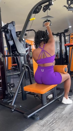 Alyssa Milano 🎀 on Instagram: "Back days build more than strength — they sculpt the illusion. 🍑✨ Pulling my way into a stronger upper body and a tighter-looking waist, one rep at a time. She’s defined, aligned, and always refined. 🔥 #BackDayBabe #SmallWaistIllusion #UpperBodyGoals #StrongIsSexy #CurvesAndCuts”"