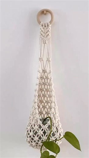 Macramé | Decoración | Inspiración on Instagram: "🏡 Dale un toque natural y elegante a tu hogar con este hermoso macetero en macramé 🌿✨ En este video te muestro paso a paso cómo crear una pieza decorativa que transformará cualquier rincón en un espacio lleno de calma y estilo boho. 🌸 Lo mejor es que puedes hacerlo tú misma con pocos materiales y mucho amor. 🧵💛 👉 Guarda este reel para inspirarte y crear tu propio macetero más adelante 🌿 Y cuéntame en los comentarios, ¿en qué rincón de tu c