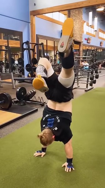 Handstand challenge battle: Who came out on top in this tough competition