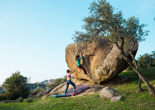 How to Make a DIY Bouldering Crash Pad (2023 Guide)