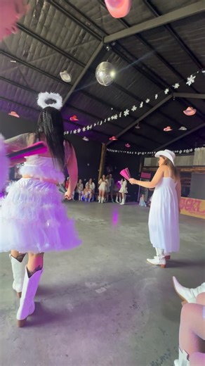 Mums & Bubs/ Beginner showing us where their fans at 🪭💃🤠😭 | Buckle Bunny Line Dancing