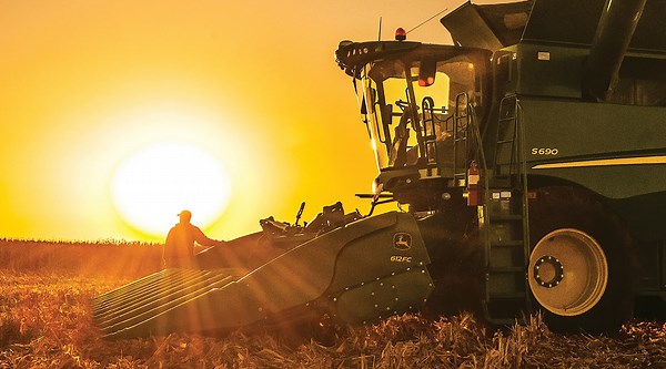 Advanced Equipment Simplifies Corn Harvesting On Fields