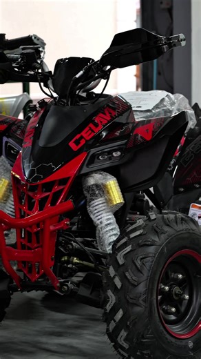 🏁 Nitro Motors Celavi RS10 250cc — ATV Off-Road Puternic 💪 Performanță & Motor Motor: 250 cc, 4-timp, monocilindru, răcire cu aer Putere: ~11 kW (aprox. 15 CP) Viteză maximă: până la 80 km/h Pornire: Electrică Transmisie: Manuală cu 4 trepte marșarier Antrenare: prin lanț Baterie: 12 V 9 Ah (plumb-acid) Combustibil: benzină Capacitate rezervor: 5 litri ✔ perfect pentru teren accidentat sau trasee off-road unde vrei control total și experiență dinamică. 🛞 Suspensie, Roți și Frâne Suspensie: am