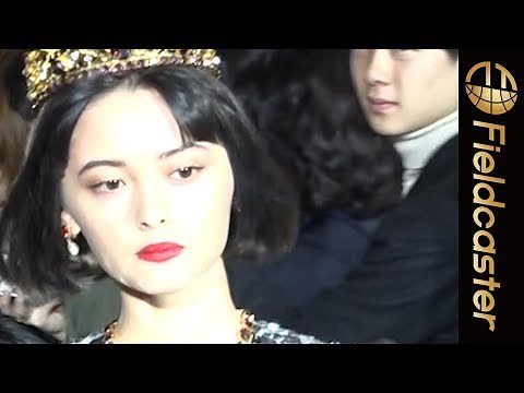 玉城ティナがセクシーな網タイツでランウェーを颯爽と歩く【D&G ファッションショー】