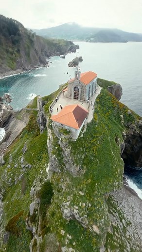 ⚠️ ¡No te quedes sin tu entrada para San Juan de Gaztelugatxe! A partir del 10 de junio recuerda que hay que reservar la entrada gratuita para acceder a San Juan de Gaztelugatxe 🎟 No puedes perderte este icono de la costa de Bilbao Bizkaia @turismourdaibai ¡Las vistas son impresionantes! 😍 ¿A qué esperas? Reserva tu fecha en www.bizkaia.eus/es/gaztelugatxe y no te olvides de traer calzado cómodo 😉 📹 abrihandaniel 𝐄𝐔| ⚠️ Ez geratu San Juan de Gastelugatxeko sarrerarik gabe! Ekainaren 10etik