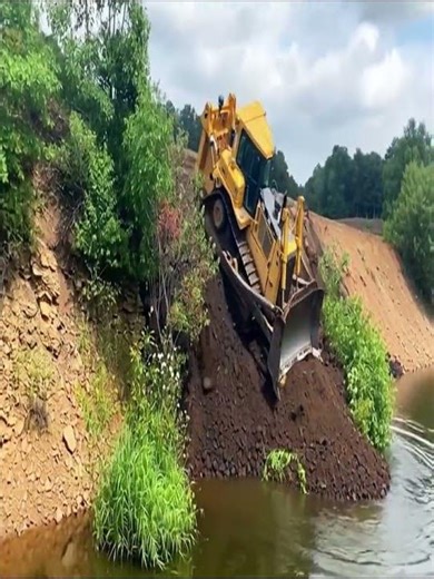 Bulldozer’s Descent: A Dramatic Mountain Fall