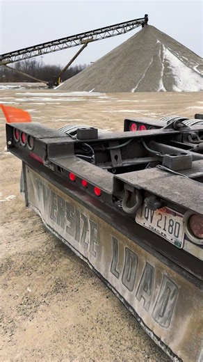 When the load is cleaner than the unit 😖🥴 #winter #sidwellmaterials #trucking #komatsu #fyp